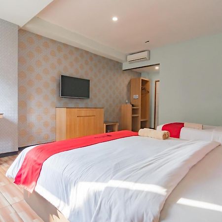 Hotel RedDoorz Premium near Bandung Station Exterior foto
