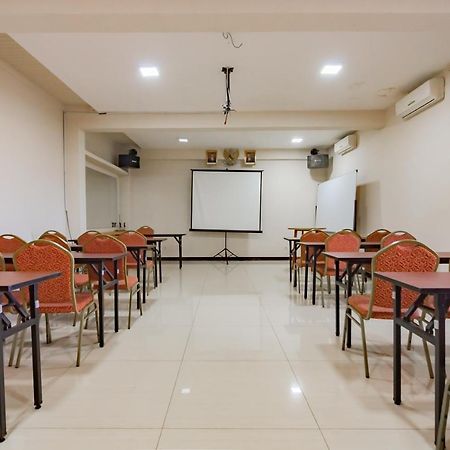 Hotel RedDoorz Premium near Bandung Station Exterior foto