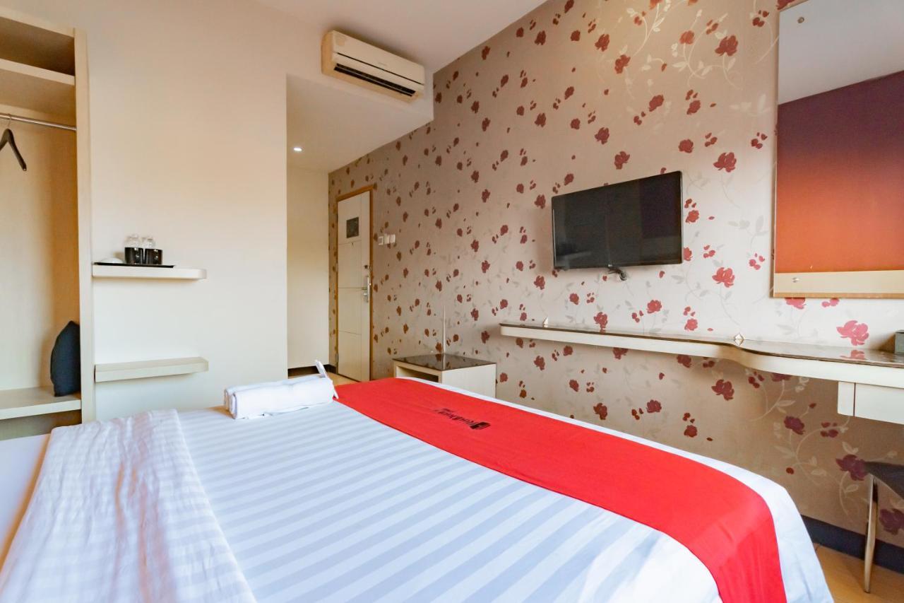 Hotel RedDoorz Premium near Bandung Station Exterior foto