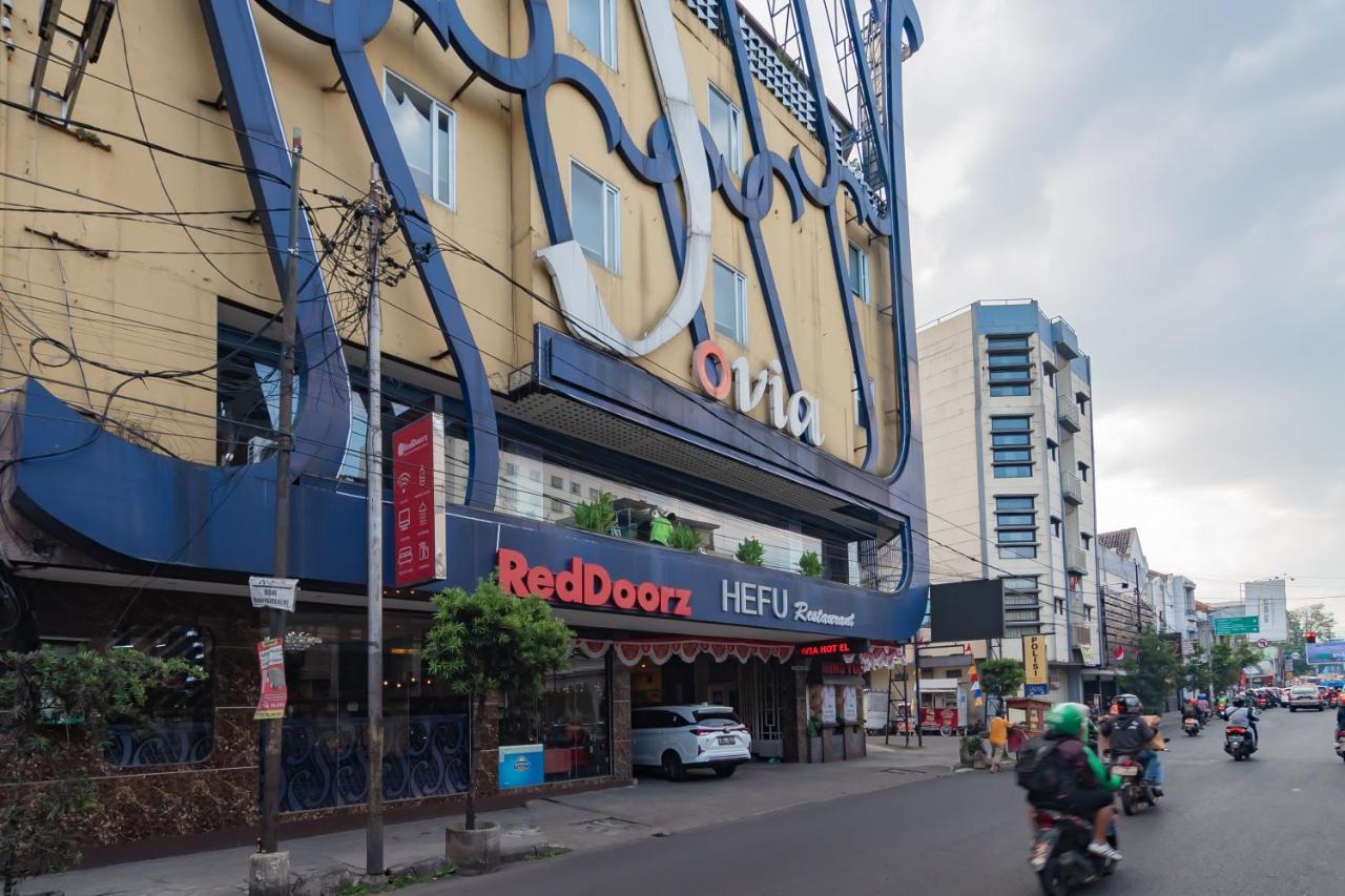 Hotel RedDoorz Premium near Bandung Station Exterior foto